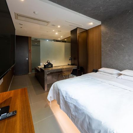 Hotel The Designers Hongdae Сеул Экстерьер фото
