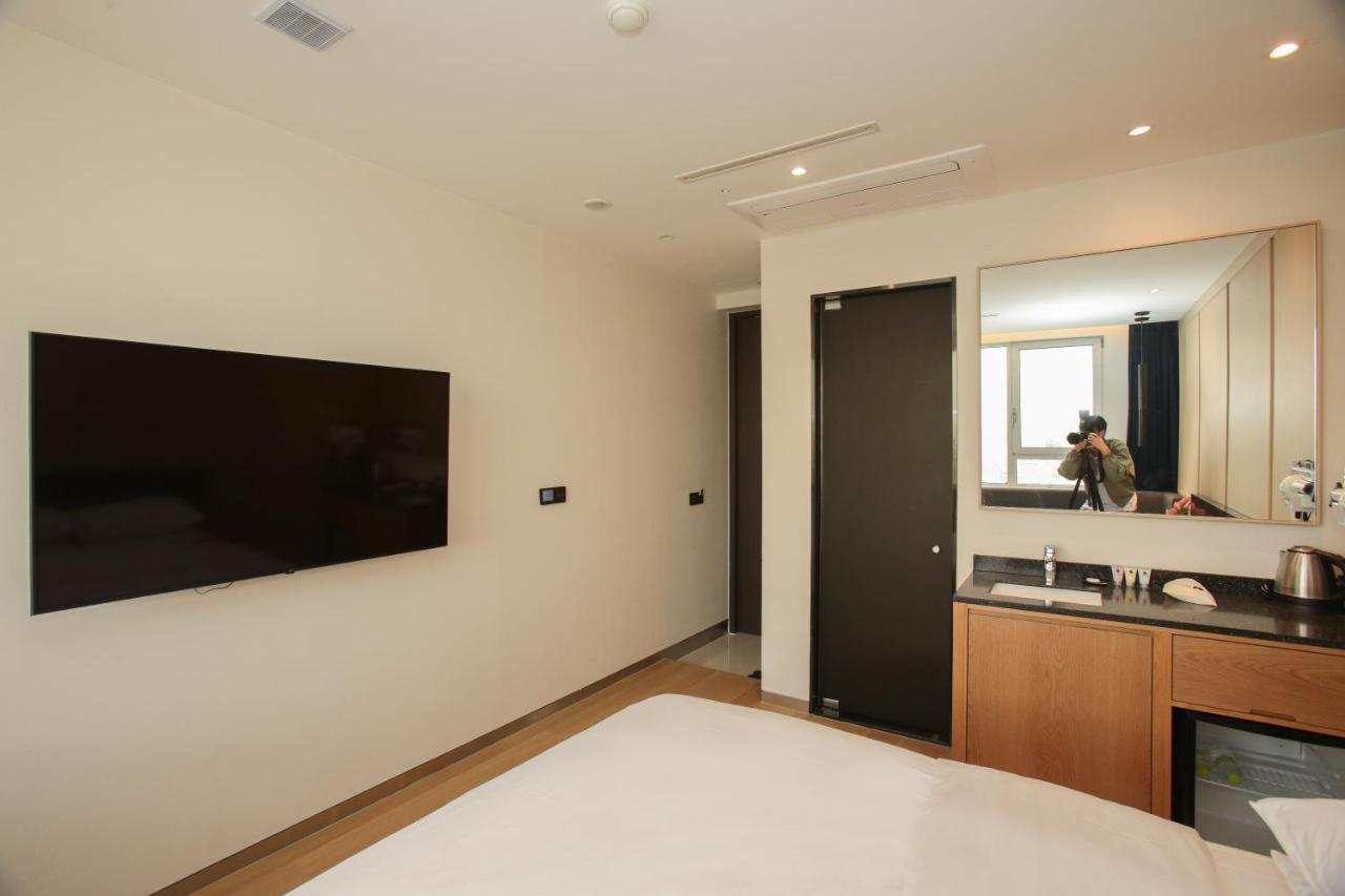 Hotel The Designers Hongdae Сеул Экстерьер фото