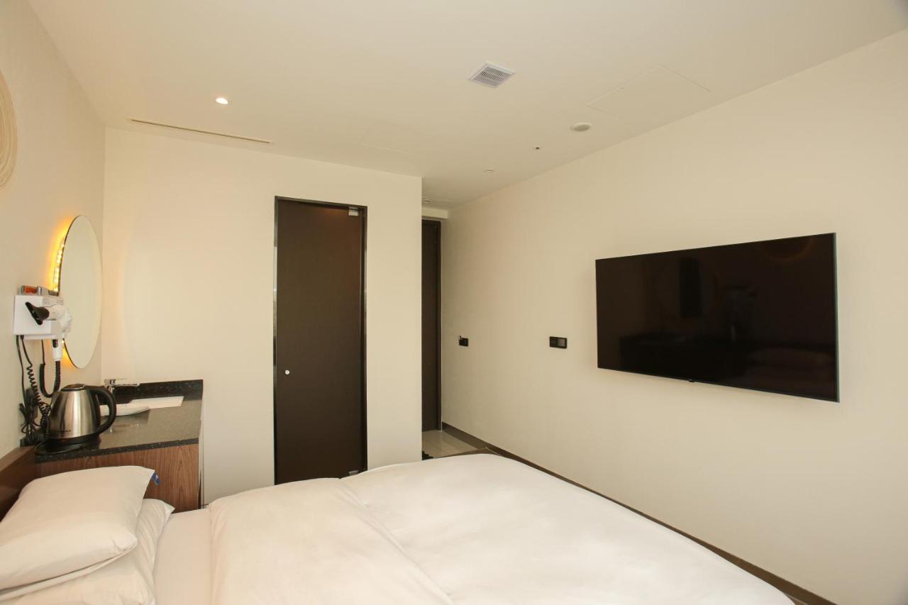 Hotel The Designers Hongdae Сеул Экстерьер фото