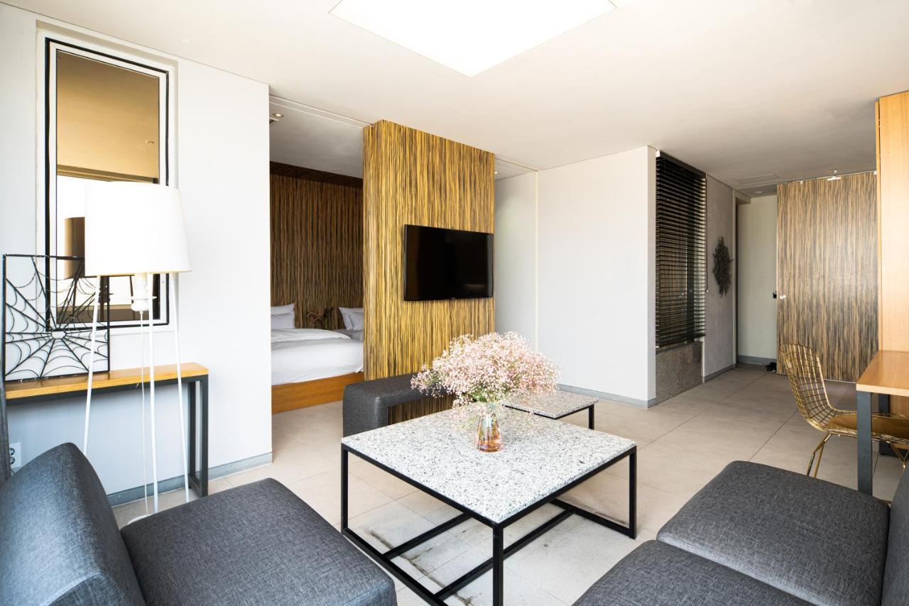 Hotel The Designers Hongdae Сеул Экстерьер фото