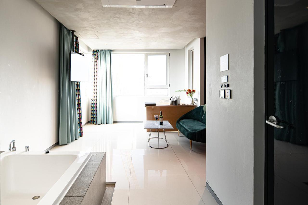 Hotel The Designers Hongdae Сеул Экстерьер фото