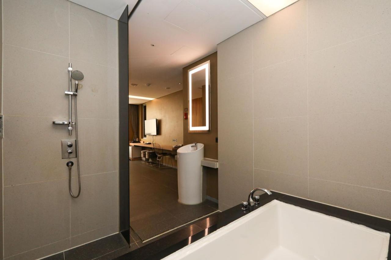 Hotel The Designers Hongdae Сеул Экстерьер фото