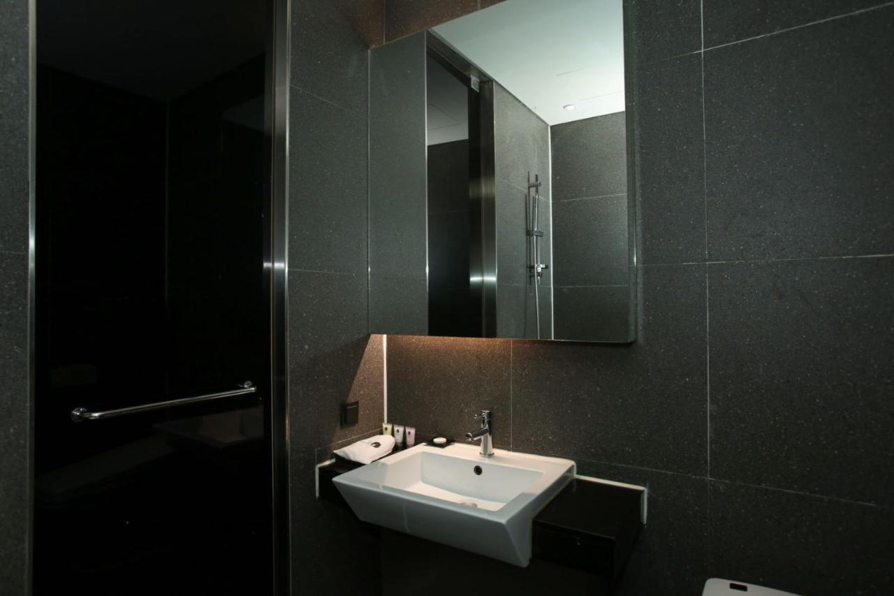 Hotel The Designers Hongdae Сеул Экстерьер фото