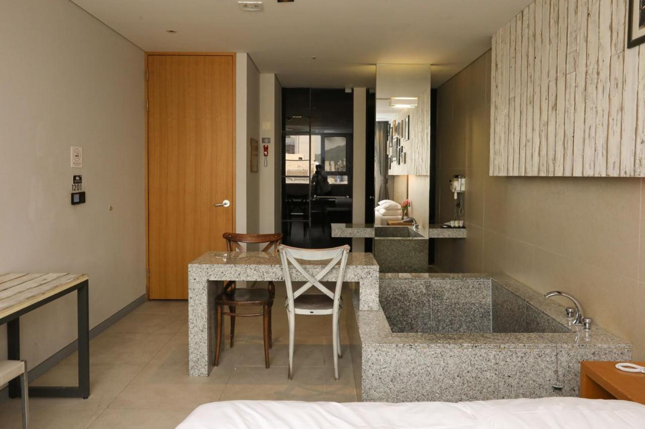 Hotel The Designers Hongdae Сеул Экстерьер фото