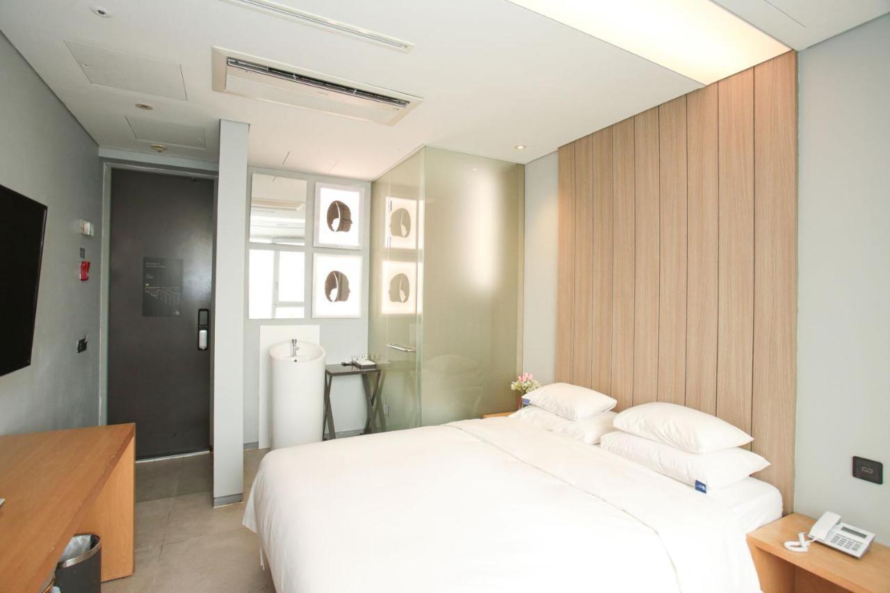 Hotel The Designers Hongdae Сеул Экстерьер фото