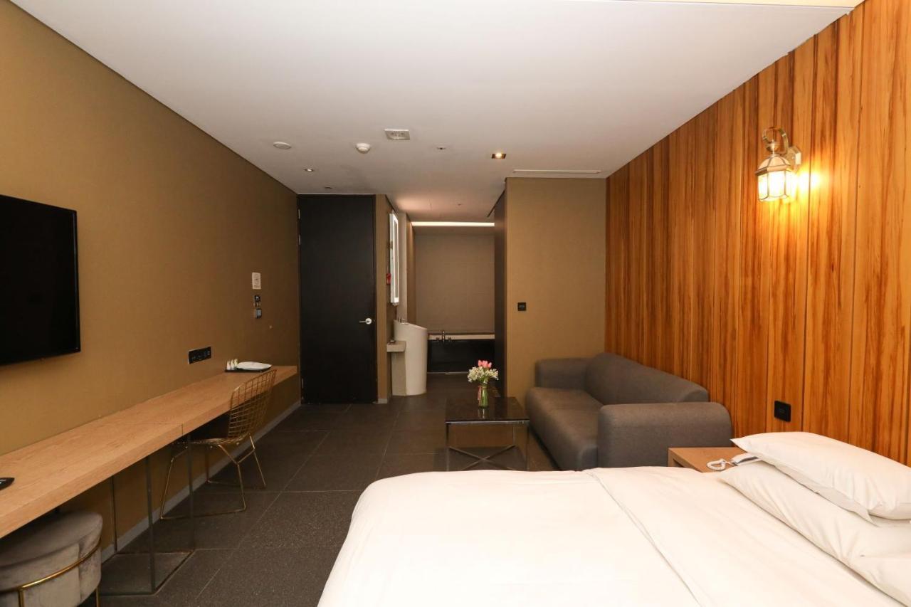 Hotel The Designers Hongdae Сеул Экстерьер фото