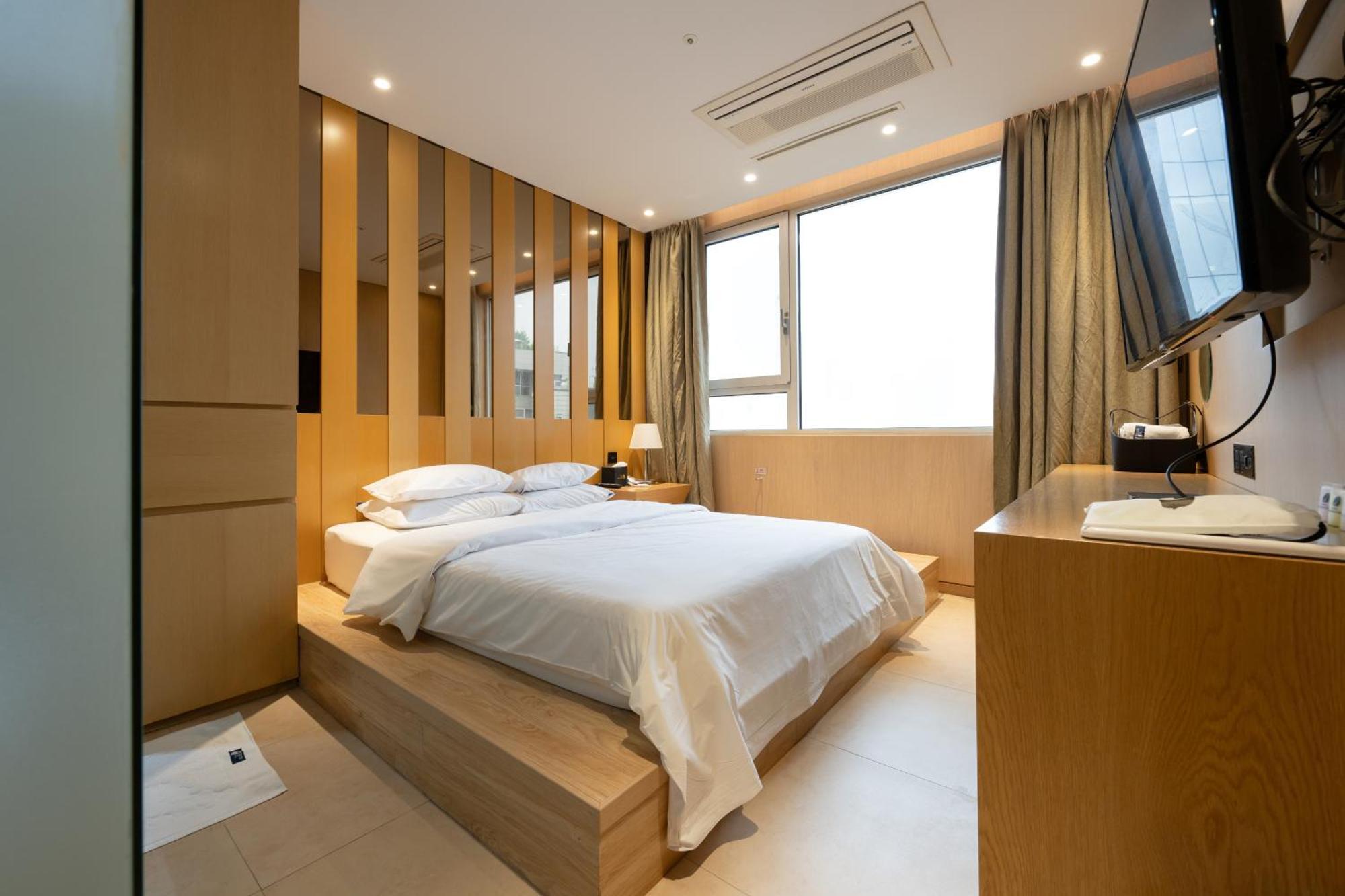 Hotel The Designers Hongdae Сеул Экстерьер фото