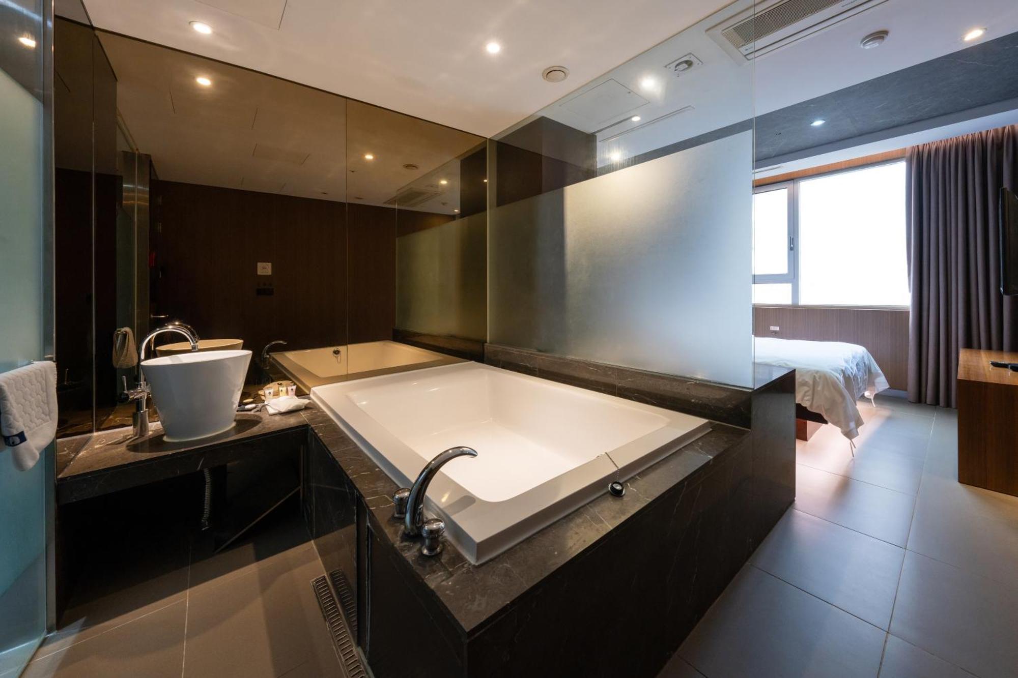 Hotel The Designers Hongdae Сеул Экстерьер фото