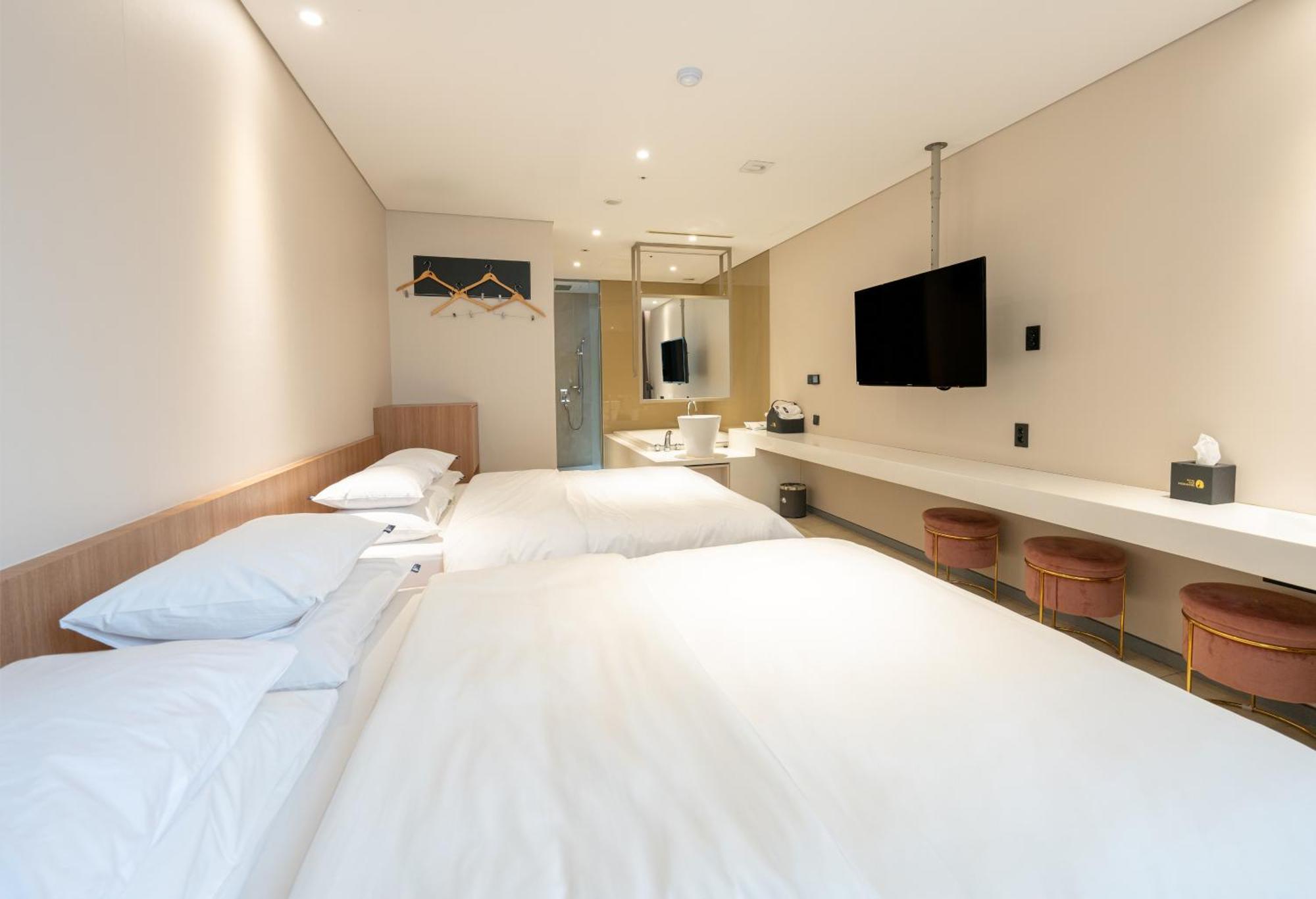 Hotel The Designers Hongdae Сеул Экстерьер фото